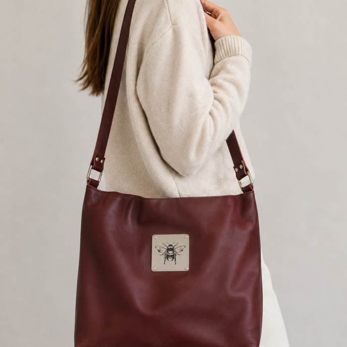 Midi rankinė su graviūra „Bitė“ – bordo