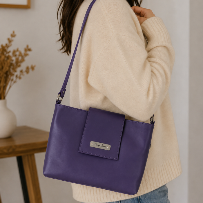 Mini rankinė su graviūra „Carpe diem“ – levandų violetinė