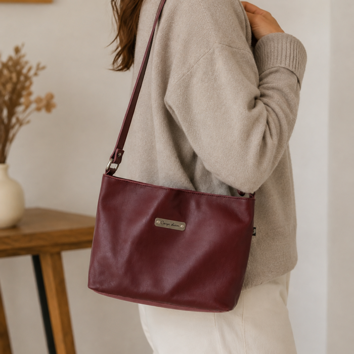 Mini rankinė su graviūra „Carpe diem“ – bordo